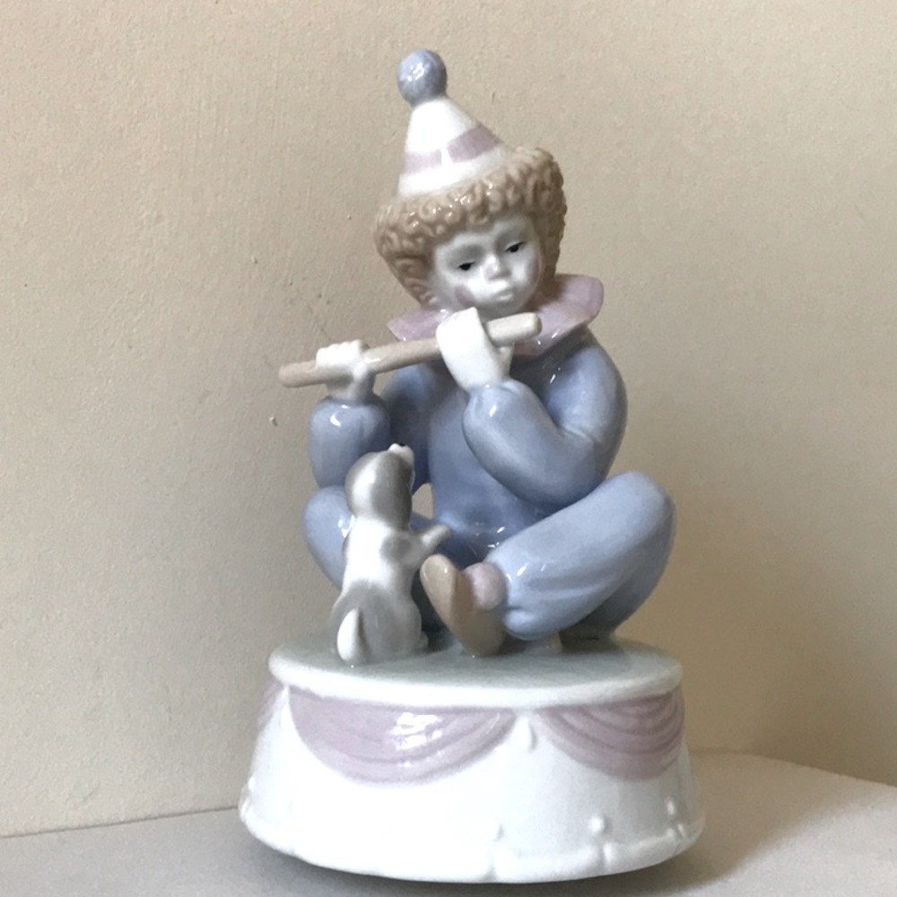 Porcelain Paul Sebastian Music Box 1990 plays Memories
